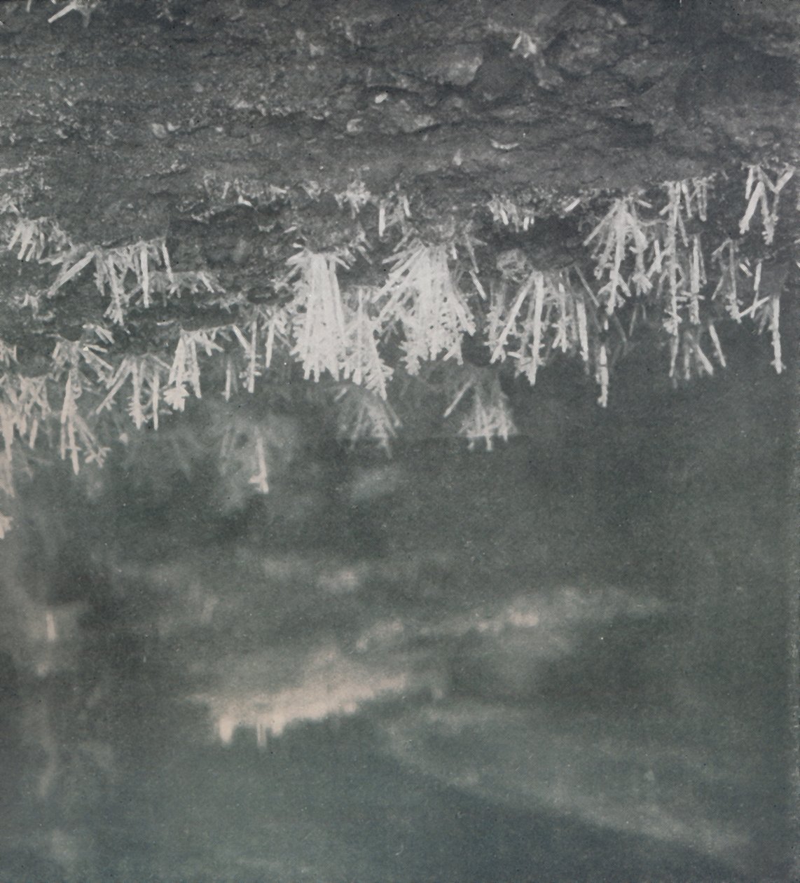 阿尔法河头的山洞顶上的冰晶》，约1911年，1913年 作者 查尔斯·赖特