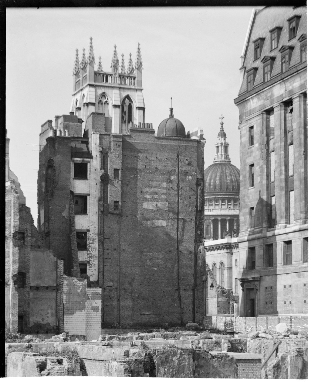 圣保罗大教堂，圣保罗教堂墓地，伦敦市，伦敦市，GLA，1941-1945。 作者 查尔斯·威廉·普里克特