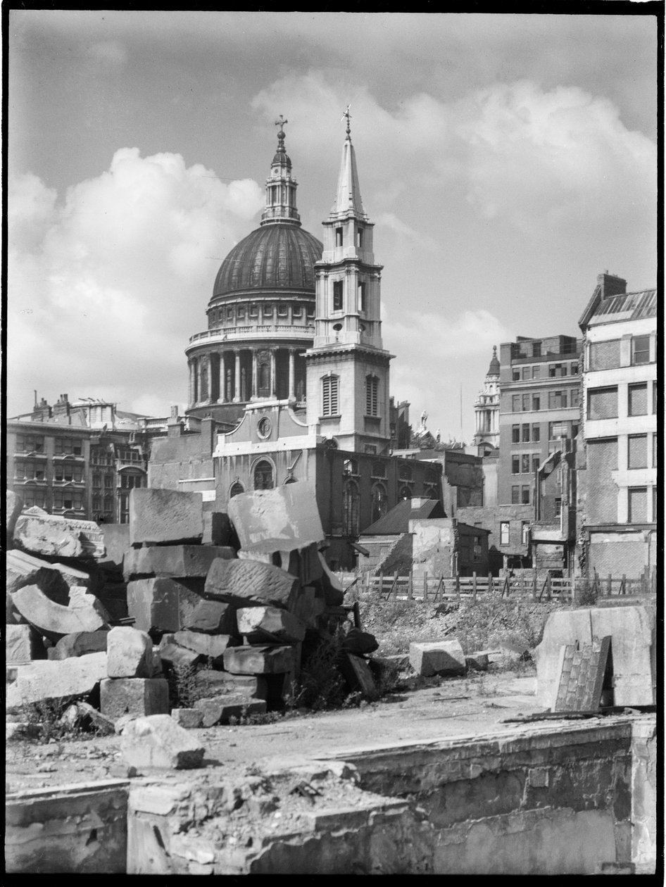 圣保罗大教堂，圣保罗教堂墓地，伦敦市，伦敦市，GLA，1941-1945。 作者 查尔斯·威廉·普里克特