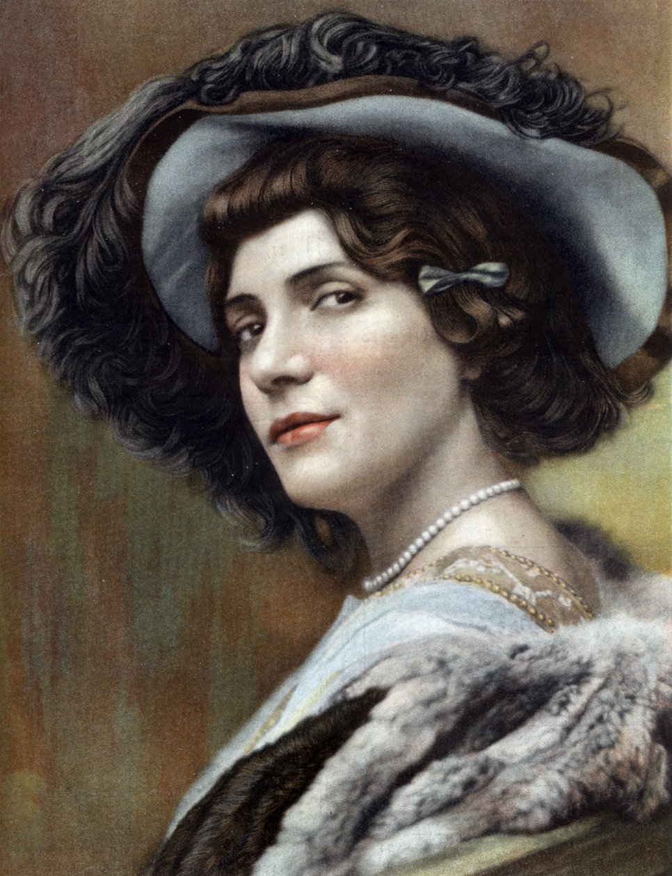法国喜剧演员 Eve Lavalliere (1866-1929) 在 RobertdeFlers 的戏剧“Miquette et sa mere”中饰演 Miquette 摄影：Cheri Rousseau，来自法国报纸“Le Theatre”12 月 11 日 作者 切里·卢梭（Cheri Rousseau）