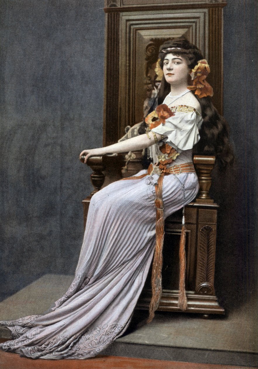 歌剧歌手凯蒂·拉佩雷特（Ketty Lapeyrette，1884-1940 年）在歌剧《参孙与达丽拉》中饰演达丽拉，照片由 Cheri Rousseau 拍摄，法国报纸《Le Theatre》1908 年 8 月 作者 切里·卢梭（Cheri Rousseau）