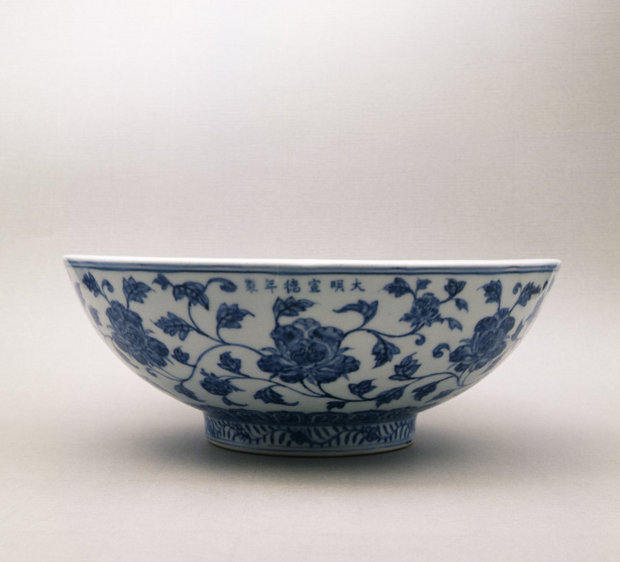 带有花卉装饰的蓝白色碗，带有玄Te，1426-35，明代，1368-1644（瓷器）的统治标志 作者 中文学校