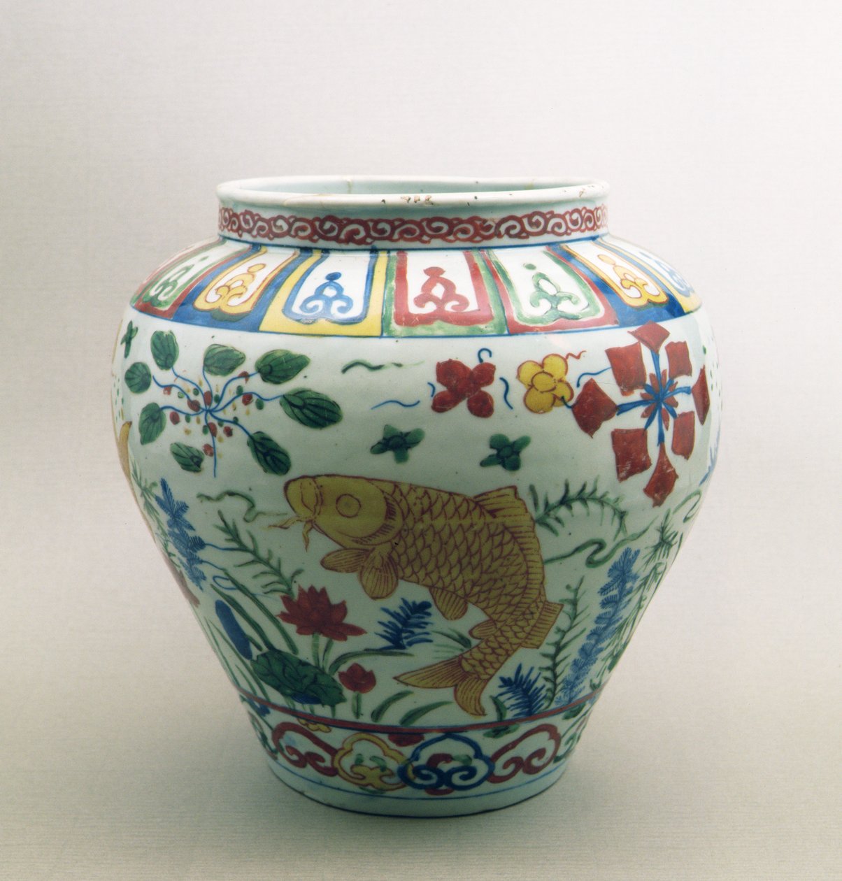 用鱼和花装饰的球状罐，正清时期（1522-66） 作者 中文学校