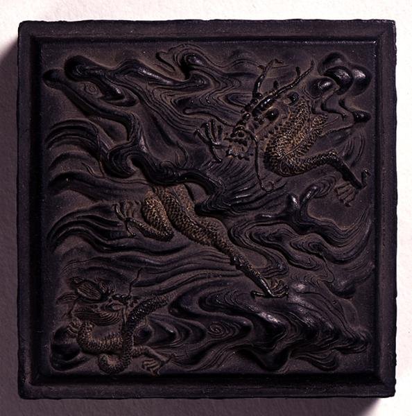 密封形式的墨饼，由于王维考，清朝，惠州，安徽（雕刻墨水），在海浪中用两条龙形成了一个巨大的浮雕形状（见142689-90） 作者 中文学校