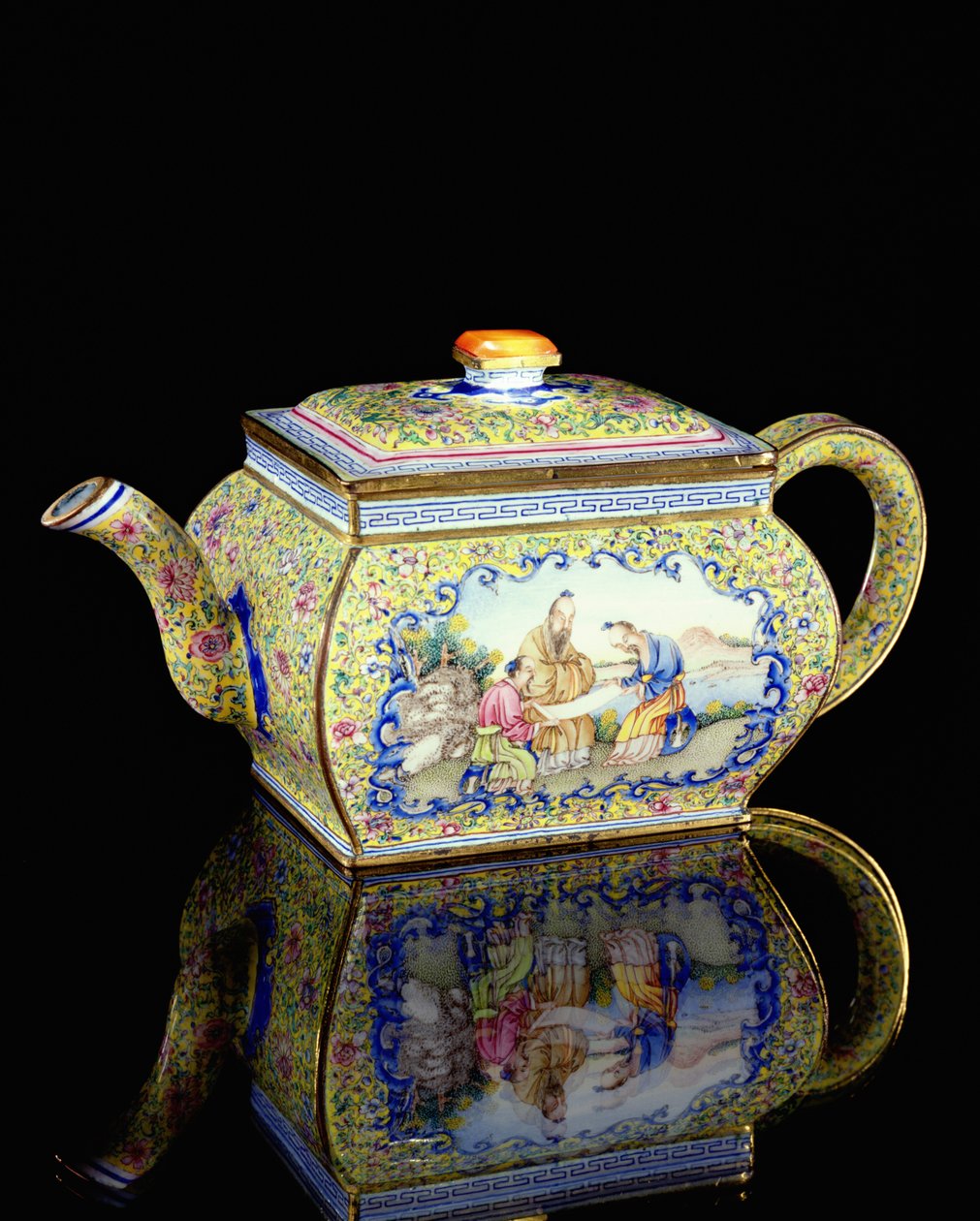 茶壶装饰着珐琅，干隆时期，1736-95（陶瓷） 作者 中文学校