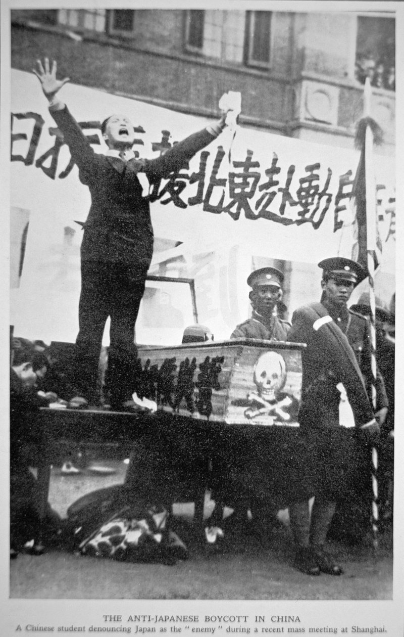 一名中国学生在上海的群众集会上谴责日本是敌人，这是1932年中国反日抵制运动的一部分。 作者 中国摄影师