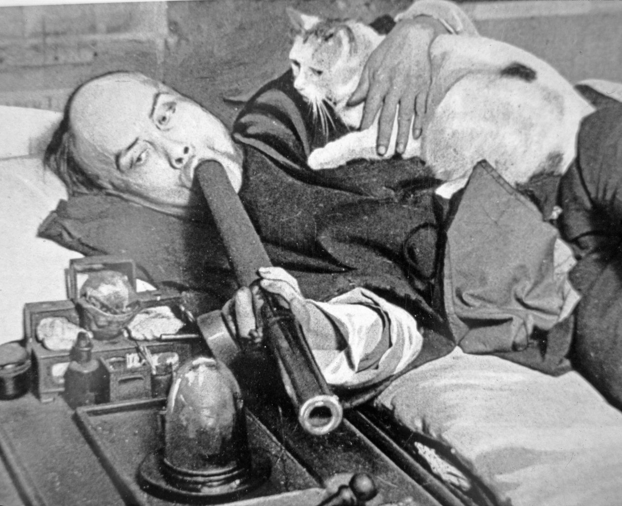 旧金山唐人街--吸食鸦片，约1900年（黑白照片）。 作者 中国摄影师