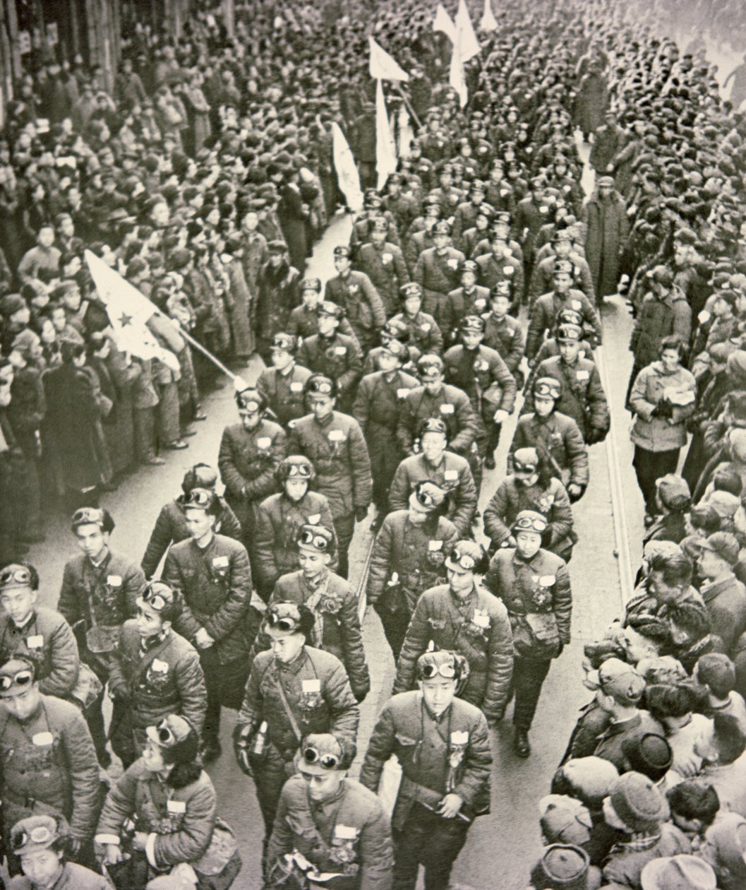 1951年中国医疗队离开上海前往朝鲜（黑白照片）。 作者 中国摄影师
