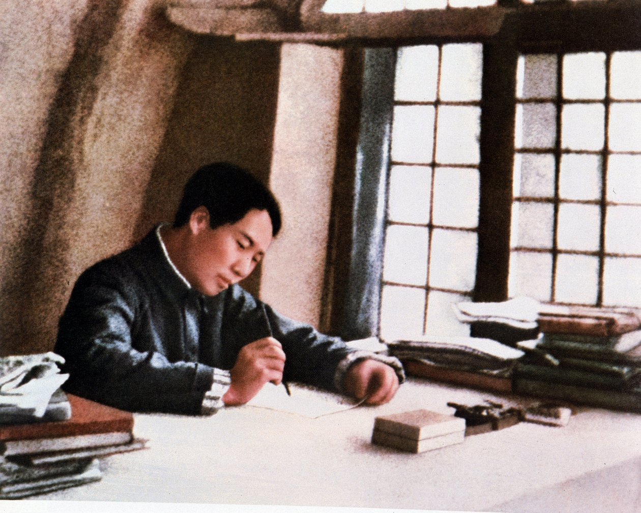 毛泽东在延安的一个山洞里写下他的作品《从容不迫的战争》。 作者 中国摄影师