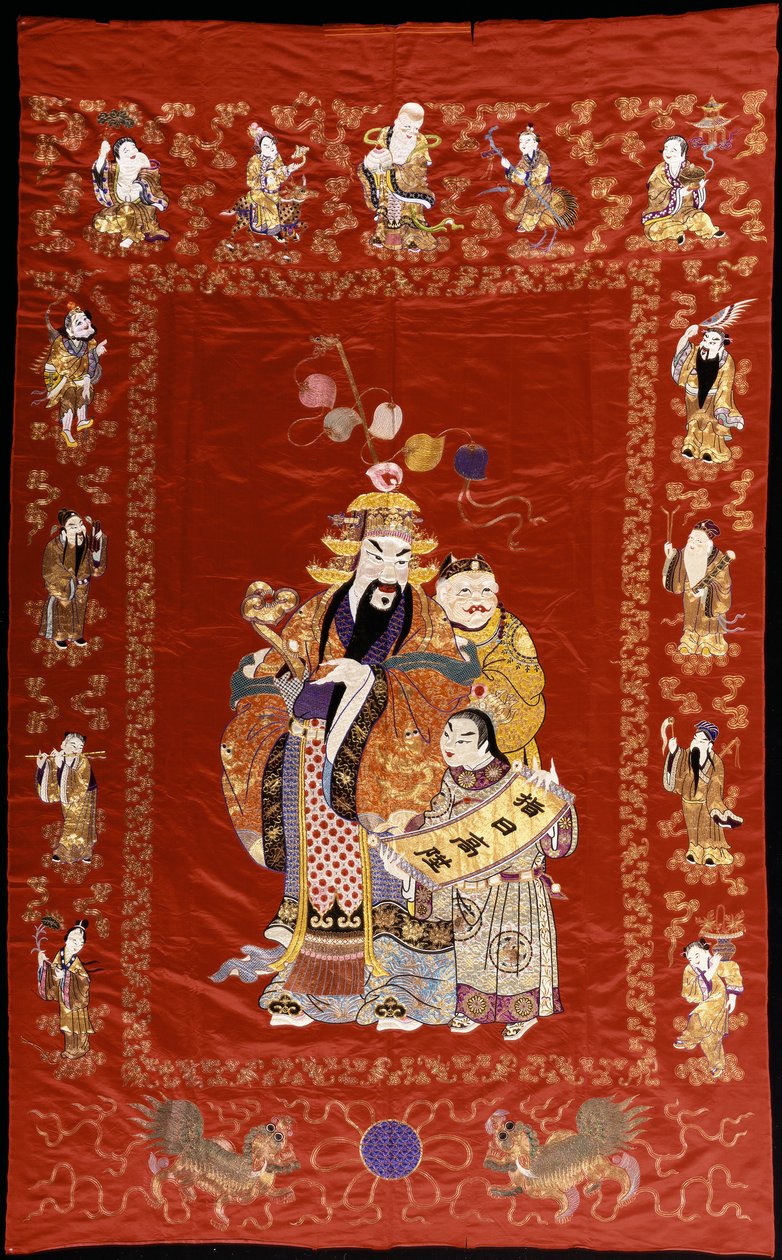 中国刺绣的红色绸缎吊坠，描绘了一个身着儒尼和两个侍从的人物，其边界饰有八个神仙 作者 中文学校