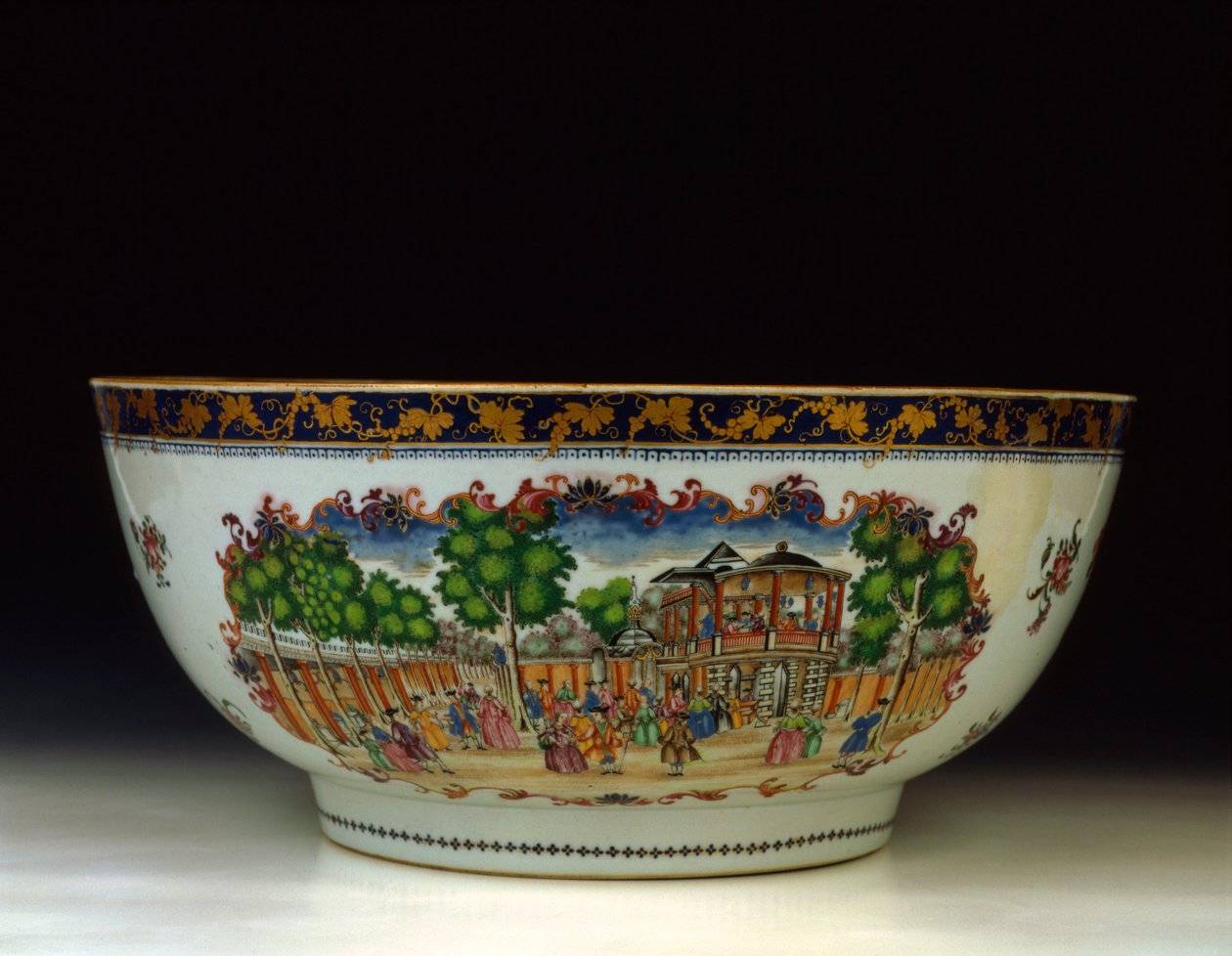 一座粉彩玫瑰“伦敦”酒杯，可欣赏沃克斯豪尔花园（Vauxhall Gardens）大步道的景象，约1750年至1800年 作者 中文学校