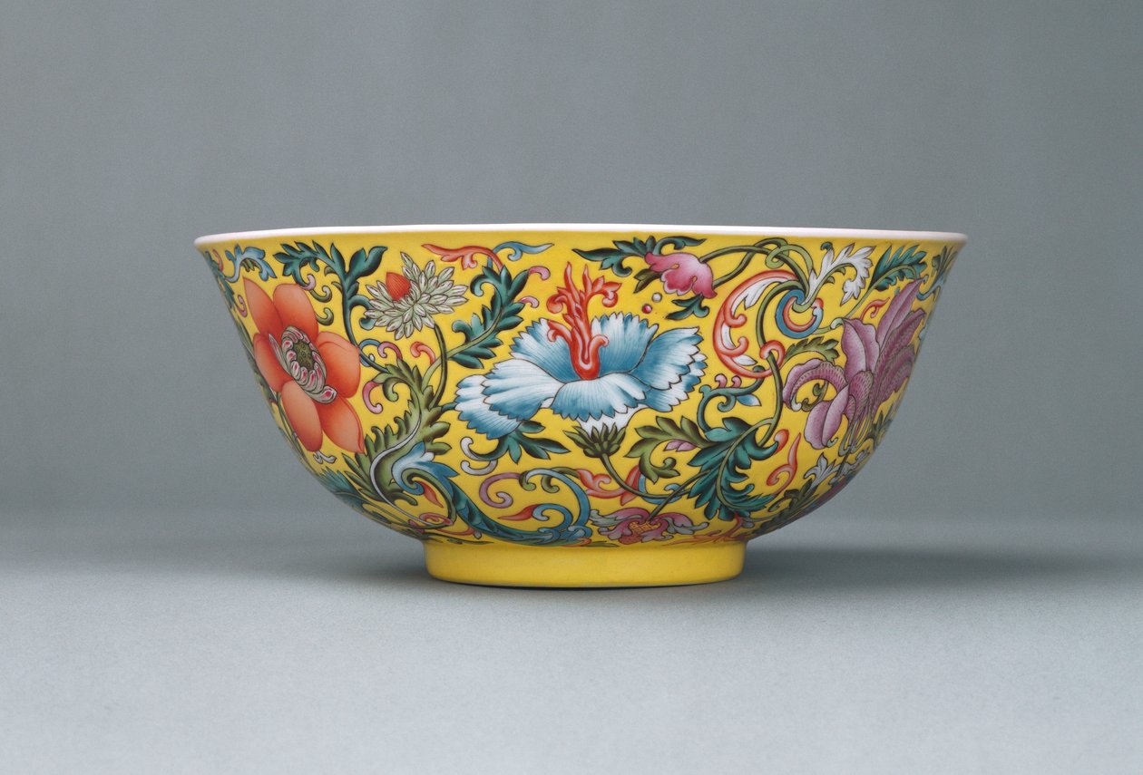 精美的粉彩玫瑰黄色地面碗，1821-1850年 作者 中文学校