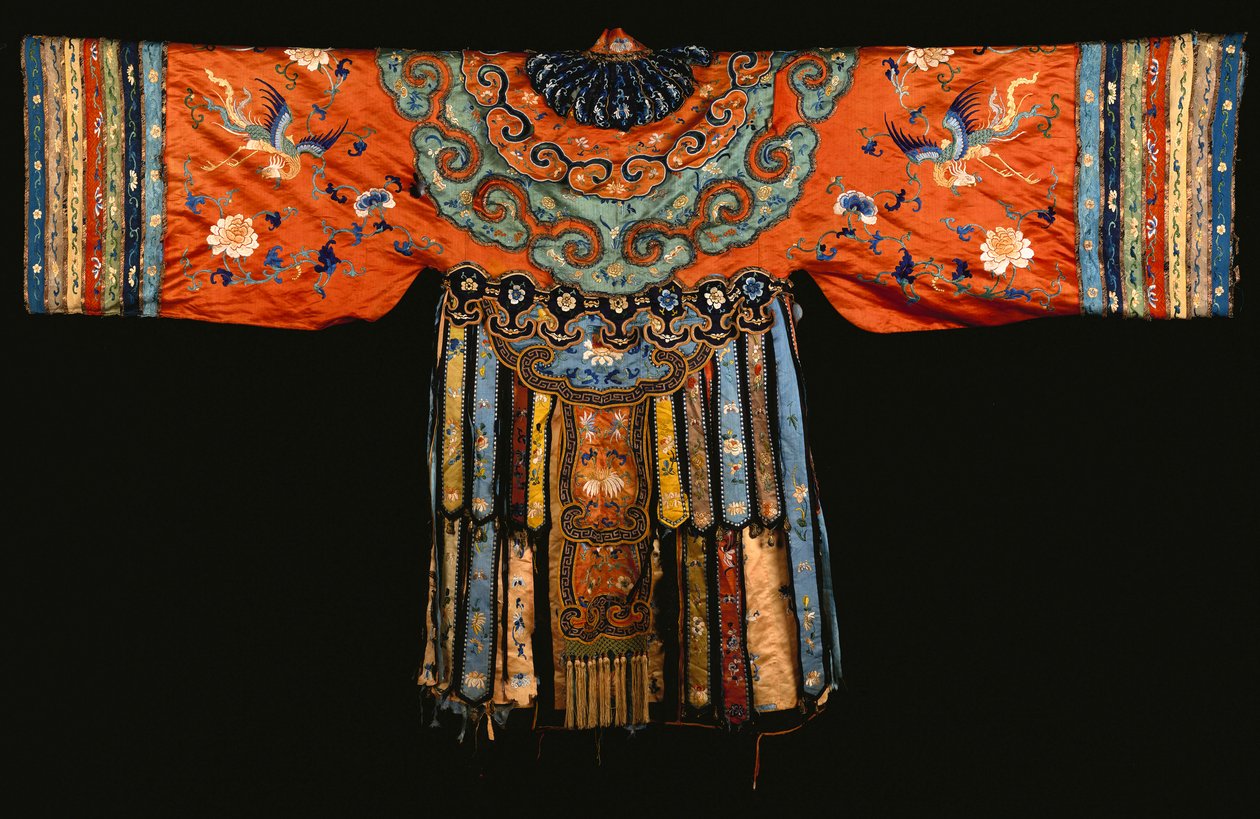 红色绸缎披风，可能是结婚披风 作者 中文学校