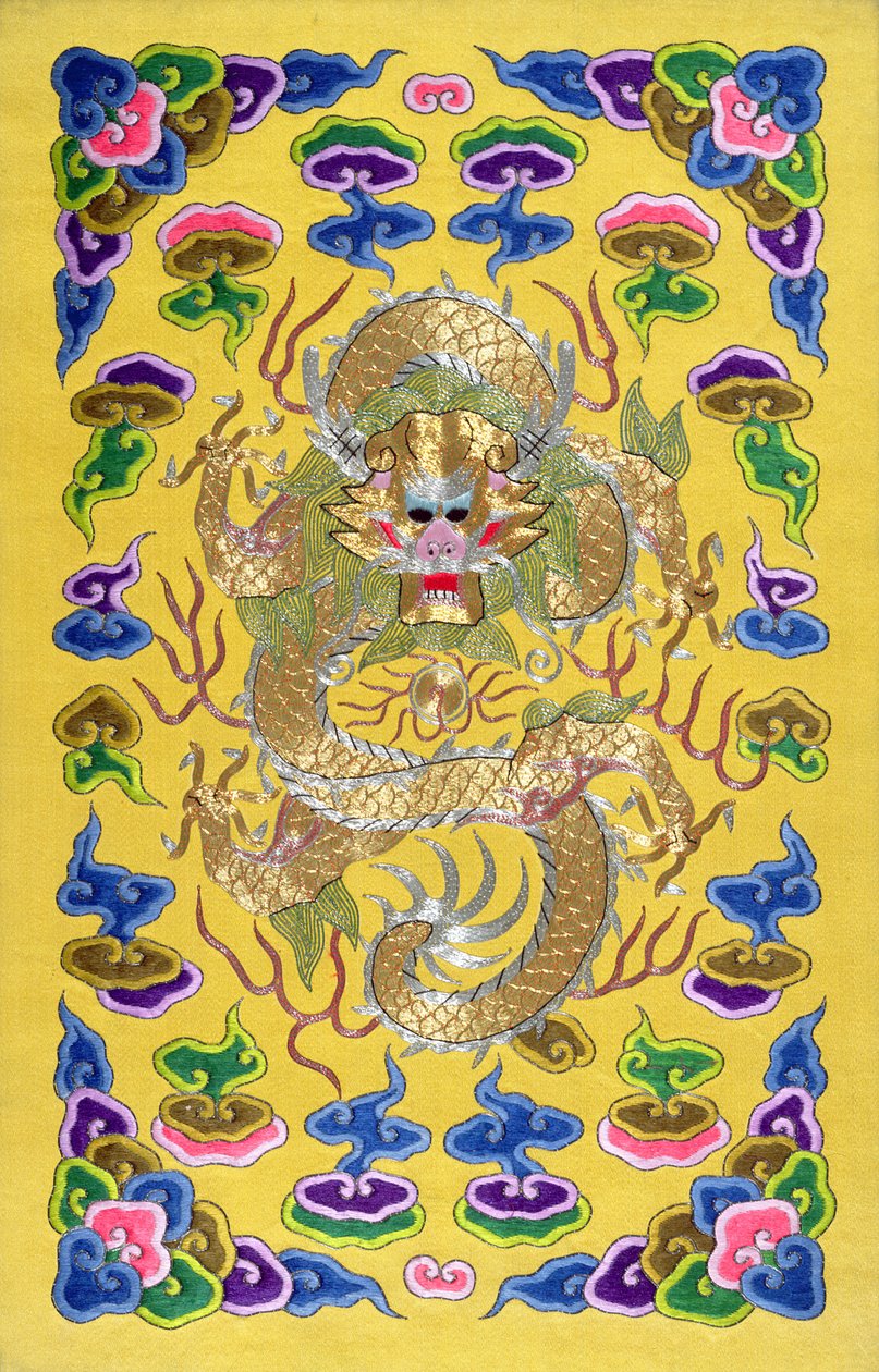 从中法外交条约（银色和金色线和丝绸）的封面上绣上中国龙 作者 中文学校