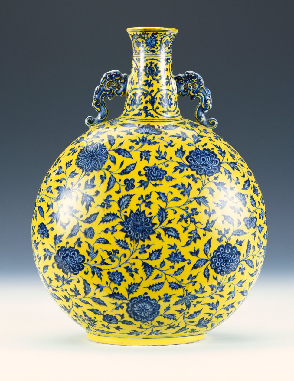 珐琅彩的蓝色和黄色珐琅月光瓶，绘有牡丹和莲花图案，约1723-1735年 作者 中文学校