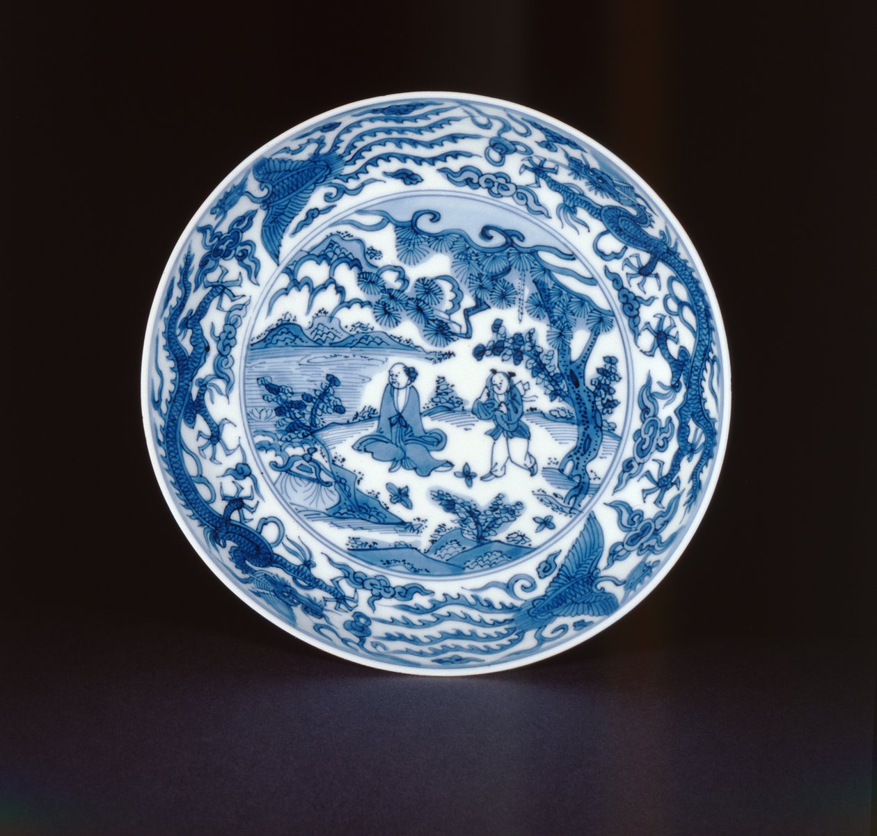 蓝色和白色的盘子上画着一个圣人和服务员，万里马克和时期，1573-90（瓷器） 作者 中文学校