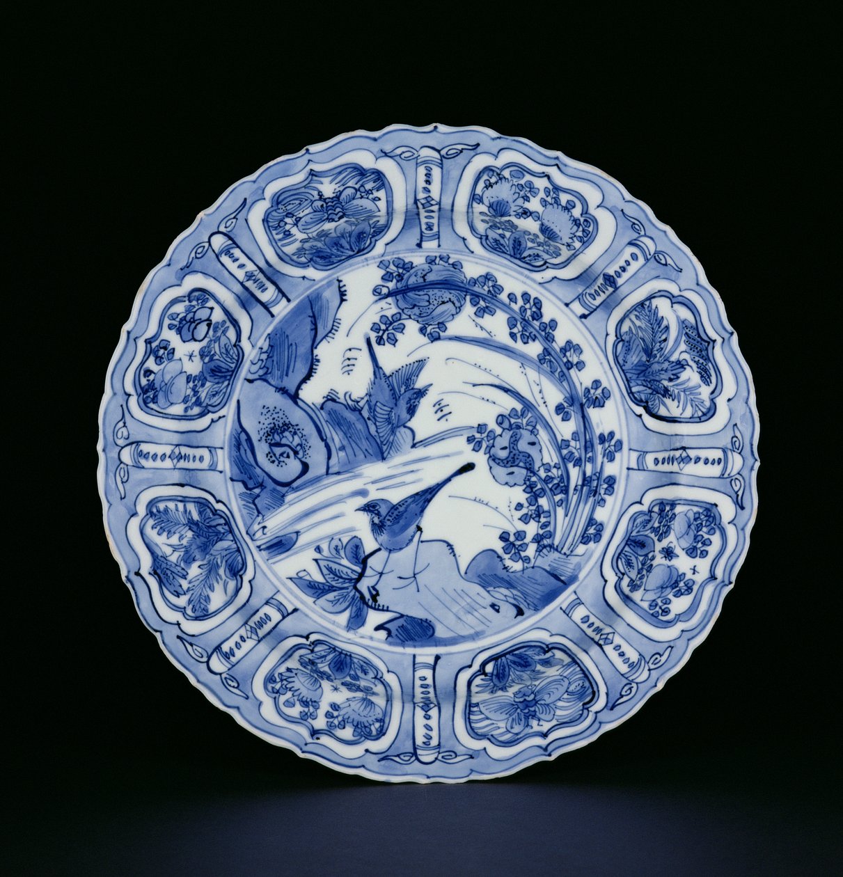 蓝色和白色kraak板涂有鸟类的景观，白鹭标记，万里，1595-1605（瓷器）（见205991） 作者 中文学校