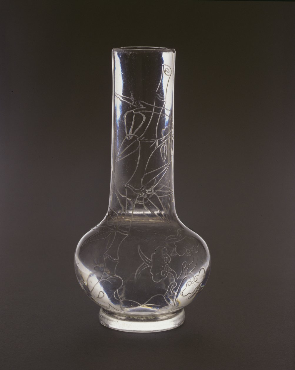 瓶上刻有竹子，灵芝木耳植物和岩石，干隆标志和时期，1736-95（玻璃） 作者 中文学校
