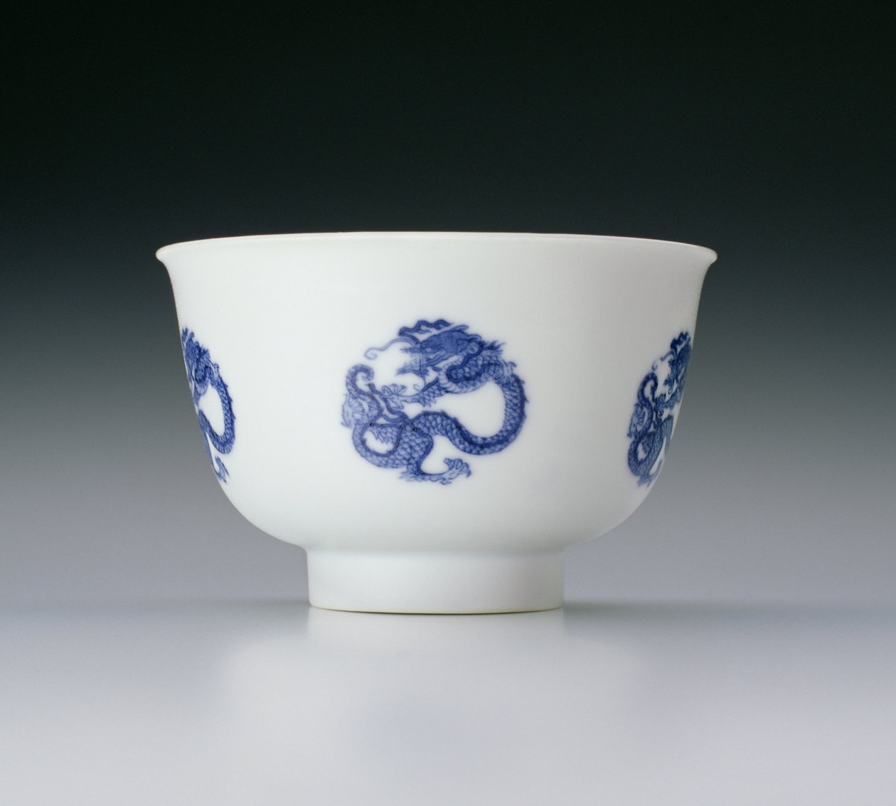 碗，用龙圆形装饰，康熙标记和1662-1722期间（瓷器与蓝色釉下）（另见142285） 作者 中文学校