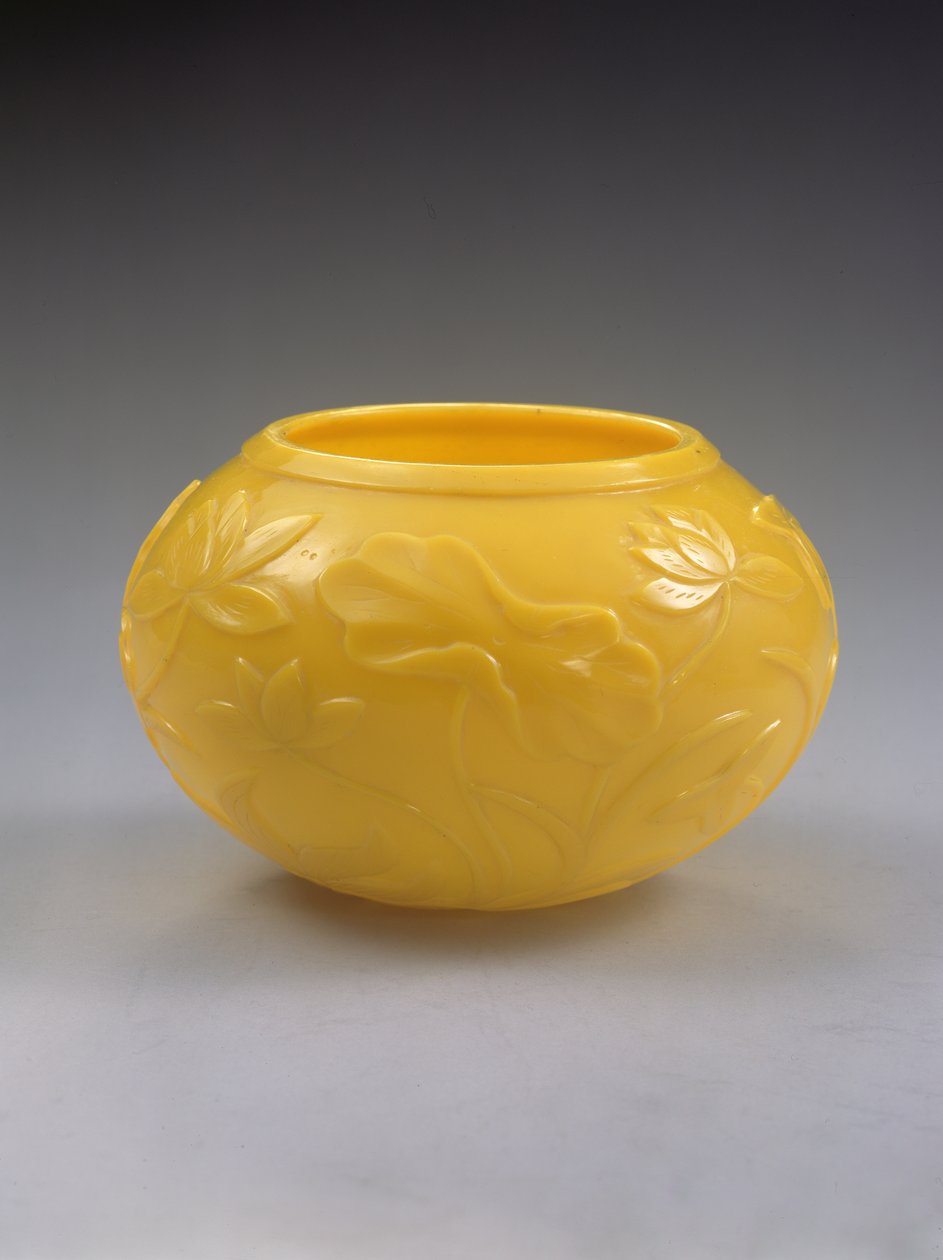 干隆时期（1736-95）雕花碗（彩色玻璃）（另见272125） 作者 中文学校
