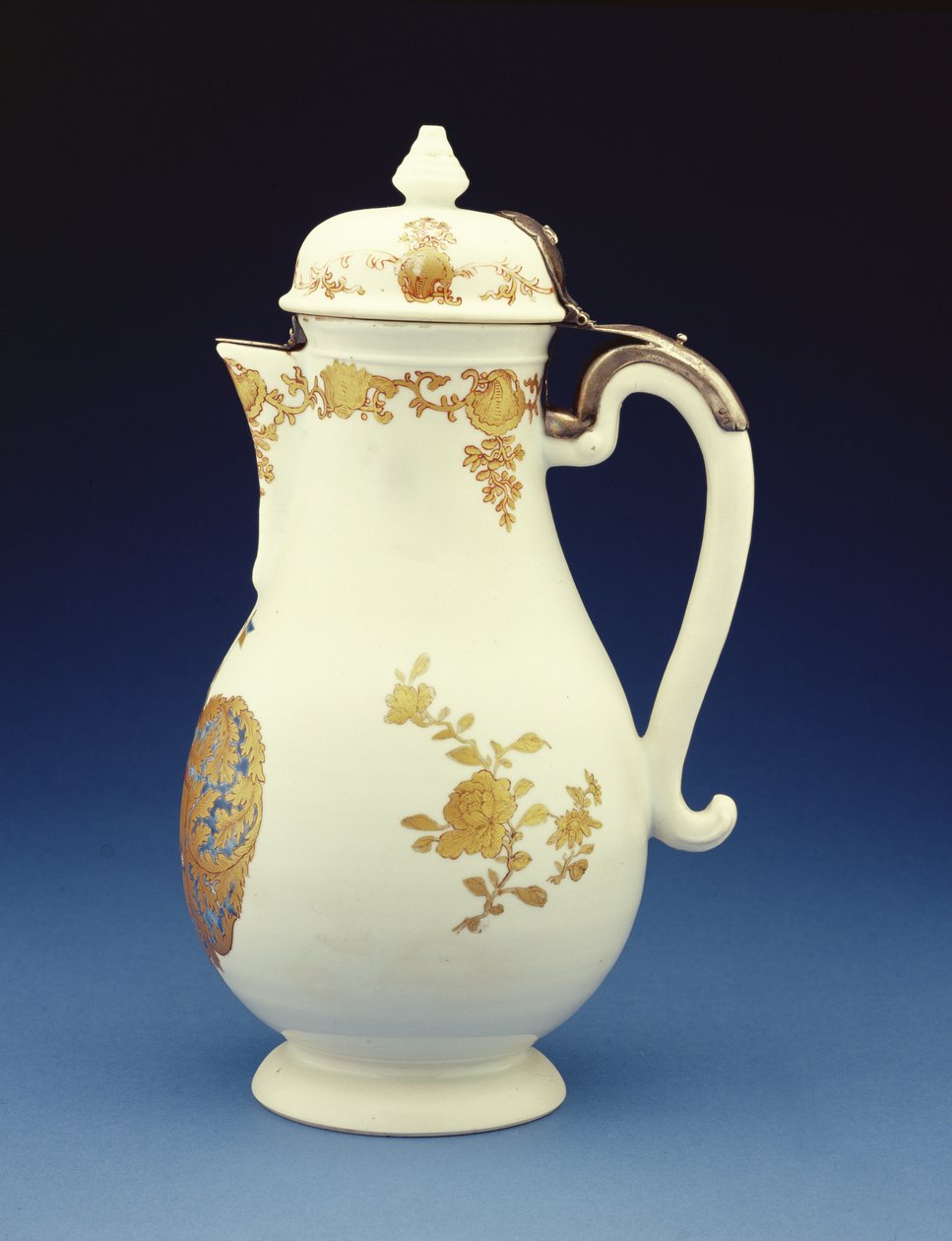 Meissen形式的咖啡壶主要用Gustav Gabriel Loodh的手臂镀金装饰，干隆时期（1736-95）（瓷器）（侧视图210133） 作者 中文学校