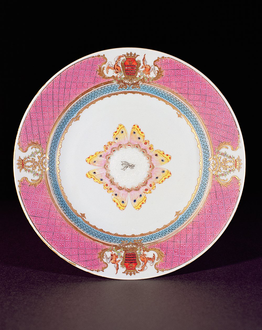 餐厅用荣耀玫瑰珐琅彩绘，雍正时期（1723-35）c.1735（瓷器）Grimaldi di Castro的怀抱 作者 中文学校