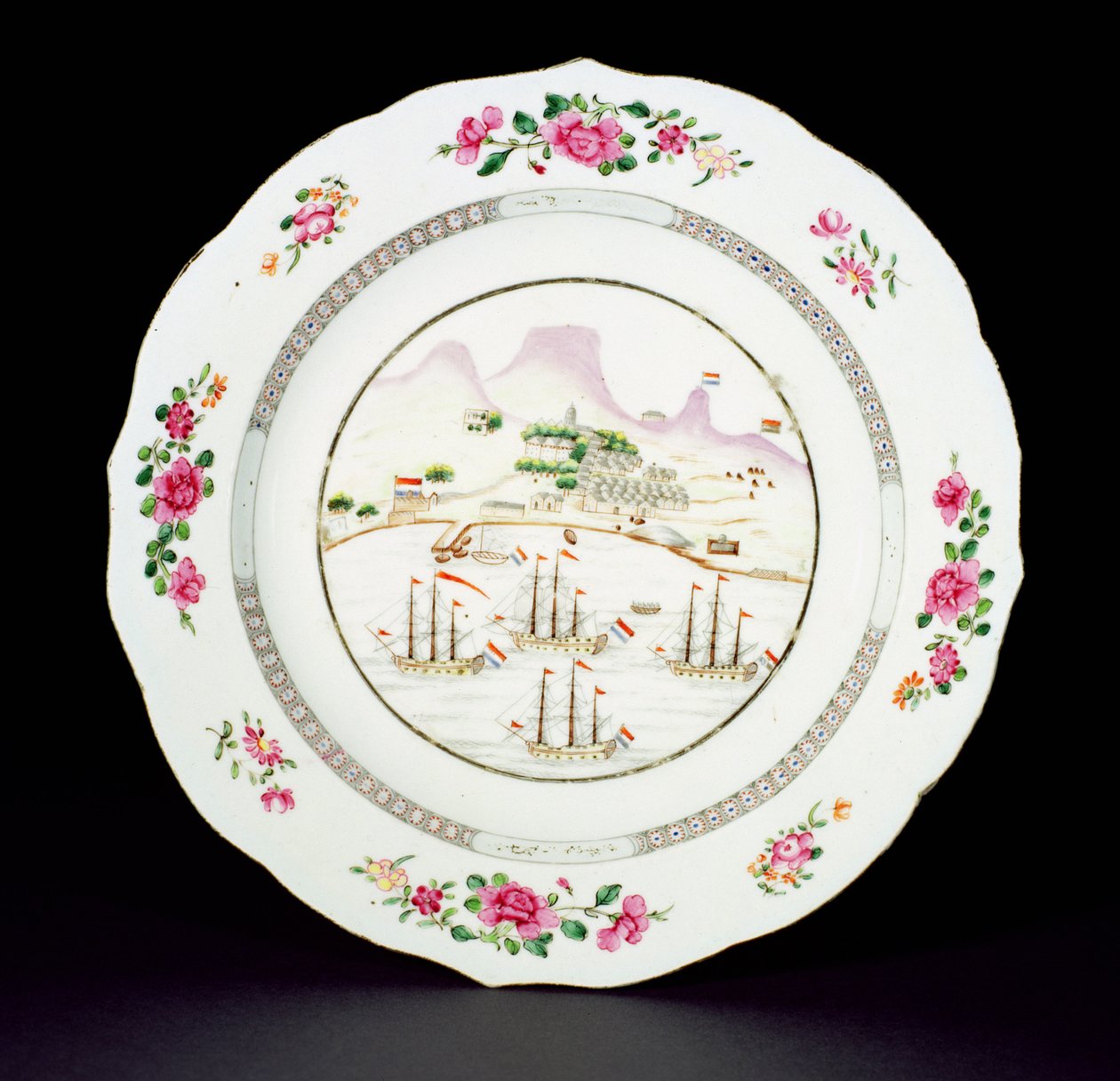 在干隆时期（1736-95）c.1770（瓷器）上展示桌山和四艘悬挂好望角的荷兰国旗的餐具上的餐盘 作者 中文学校