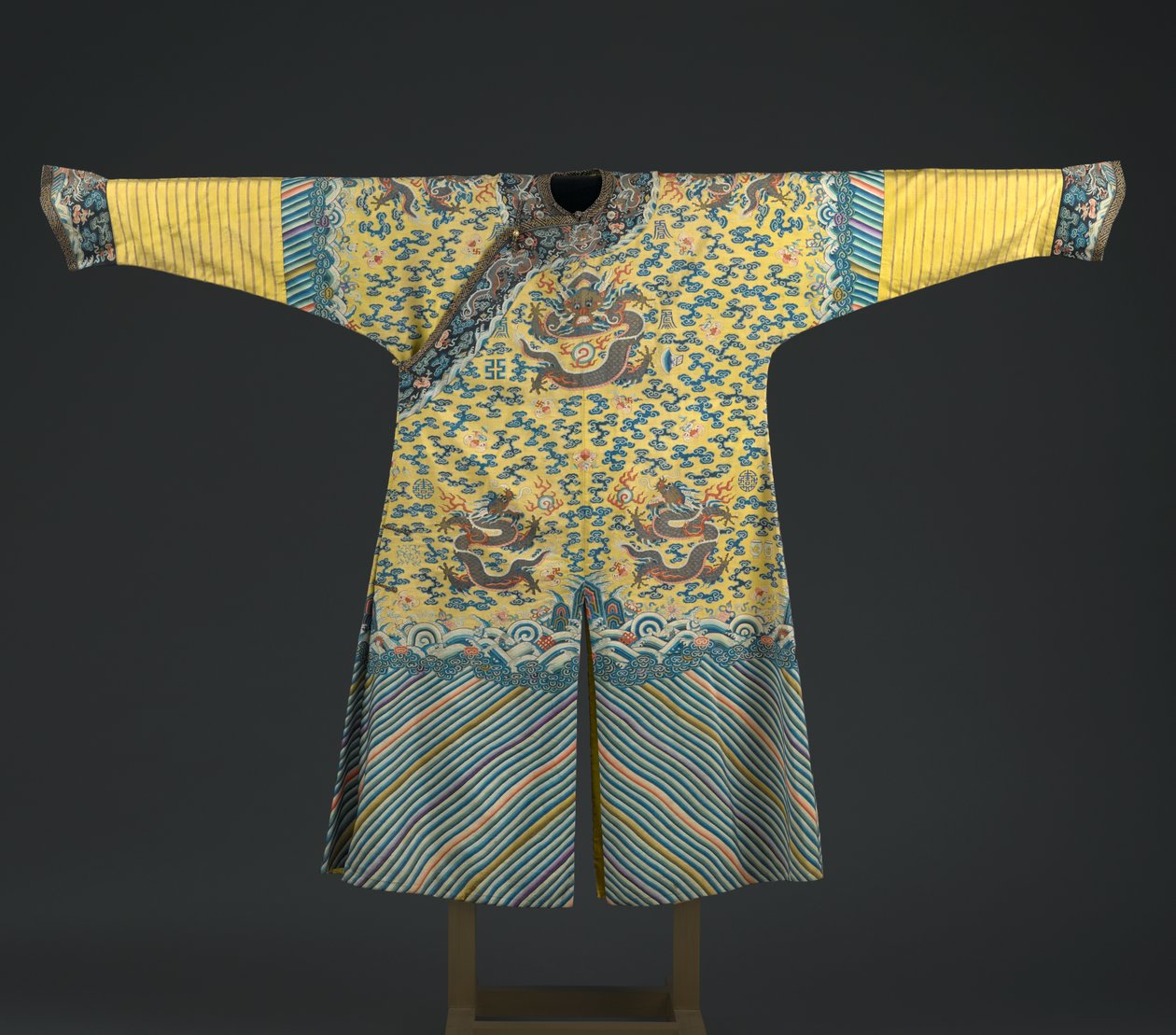 皇帝长袍与纽扣（纺织品） 作者 中文学校