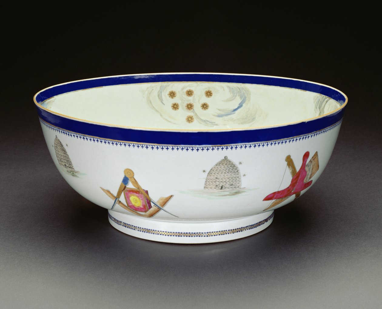 Famille Rose出口共济会碗，干隆时期，1736-95（瓷器）（另见133044和133046） 作者 中文学校