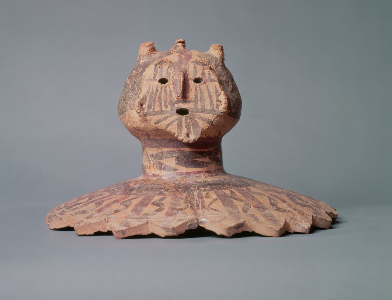 从仰韶的锅中取出，可能描绘了一个巫师的脸，仰韶时期，公元前2500年（陶器） 作者 中文学校