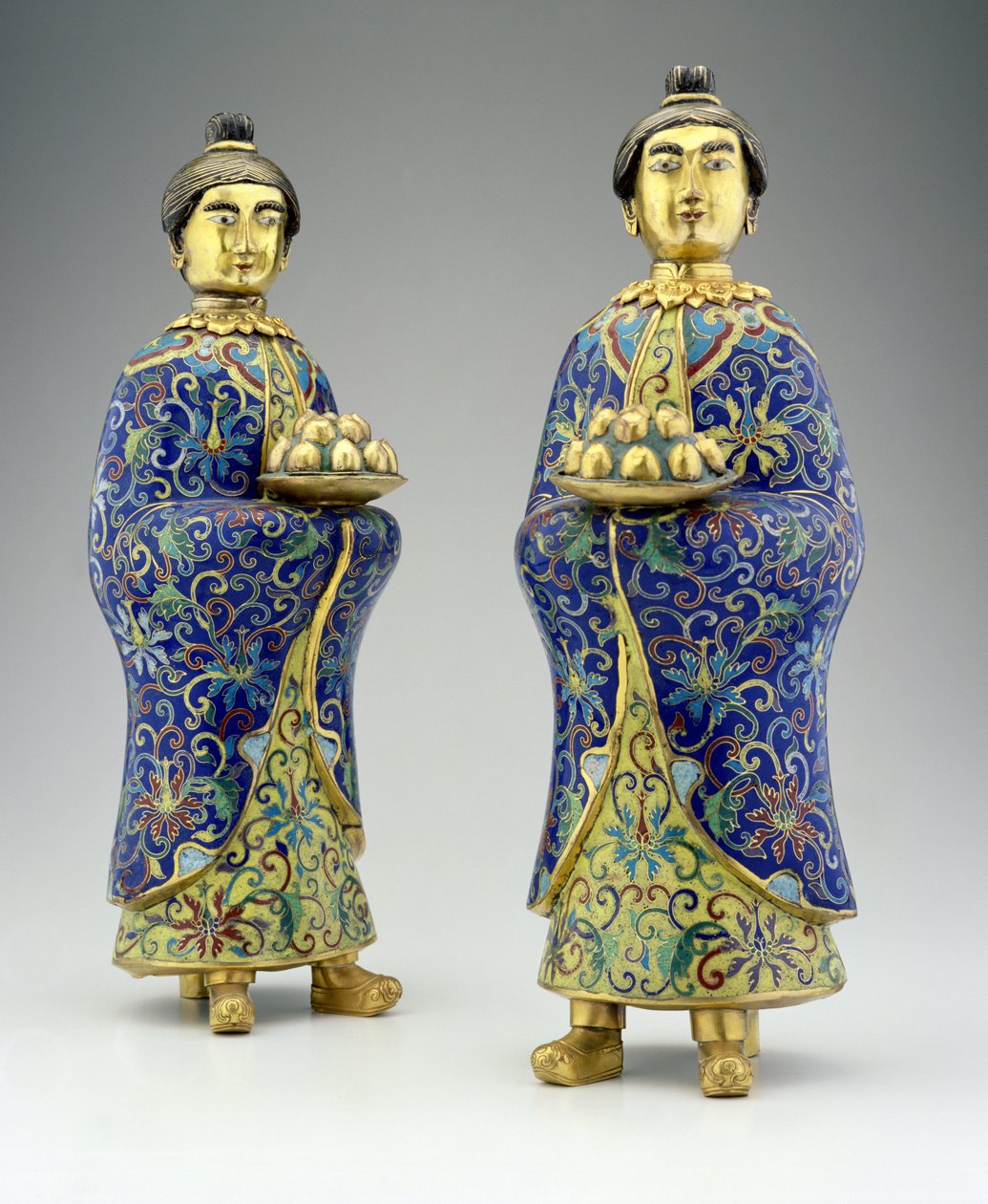 一对女服务员，干隆时期，1736-95（景泰蓝珐琅） 作者 中文学校