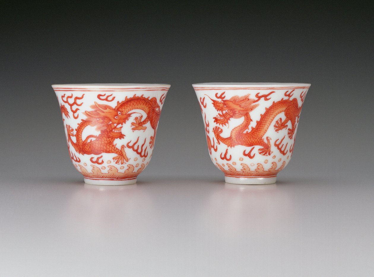 一对酒杯，描绘五爪龙追求火红的珍珠，光绪标志和1875年至1908年期间，中国（瓷器用铁红色装饰） 作者 中文学校