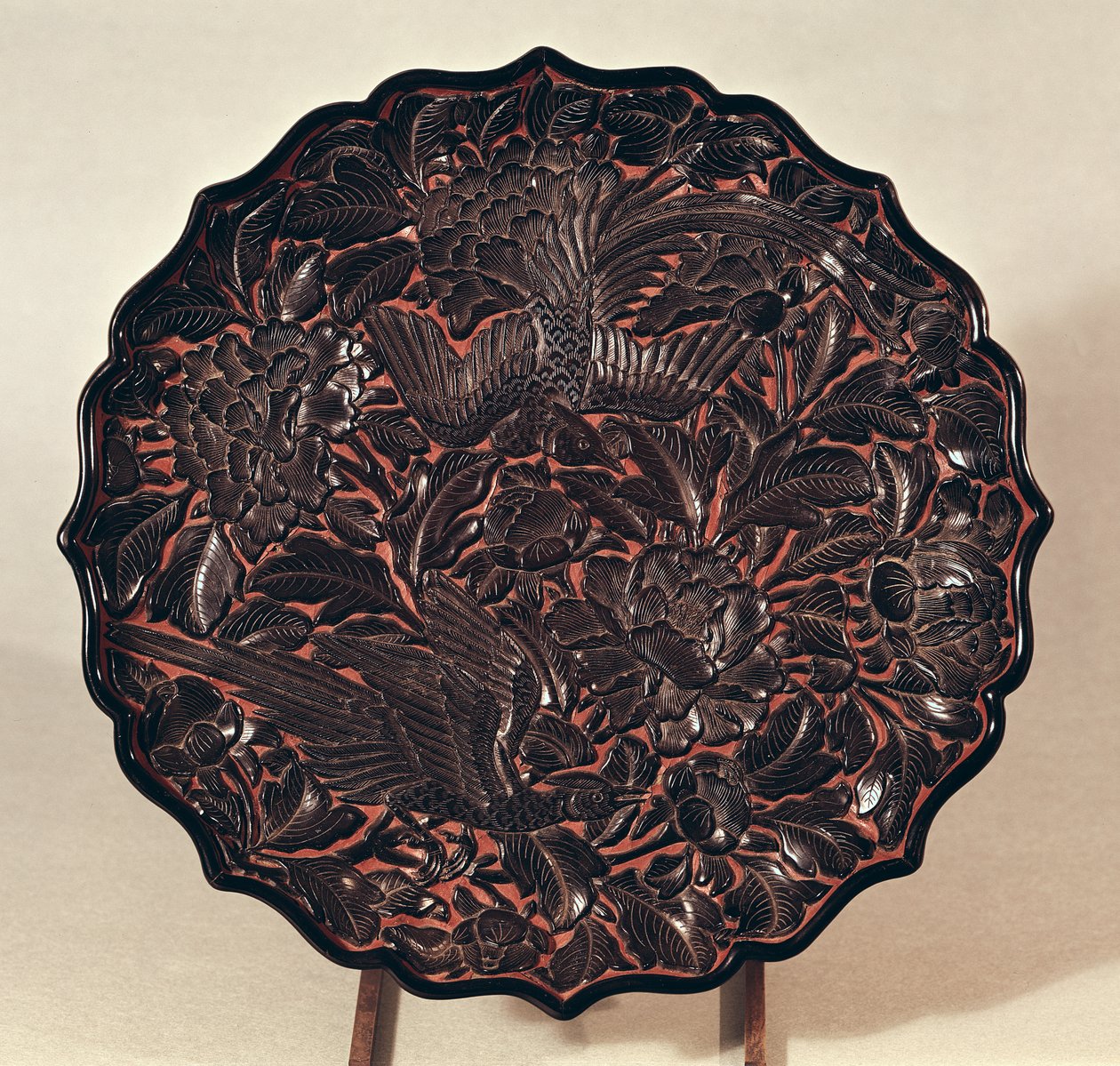 元代花卉图案和两只鸟的盘子（1271-1368）（漆木） 作者 中文学校