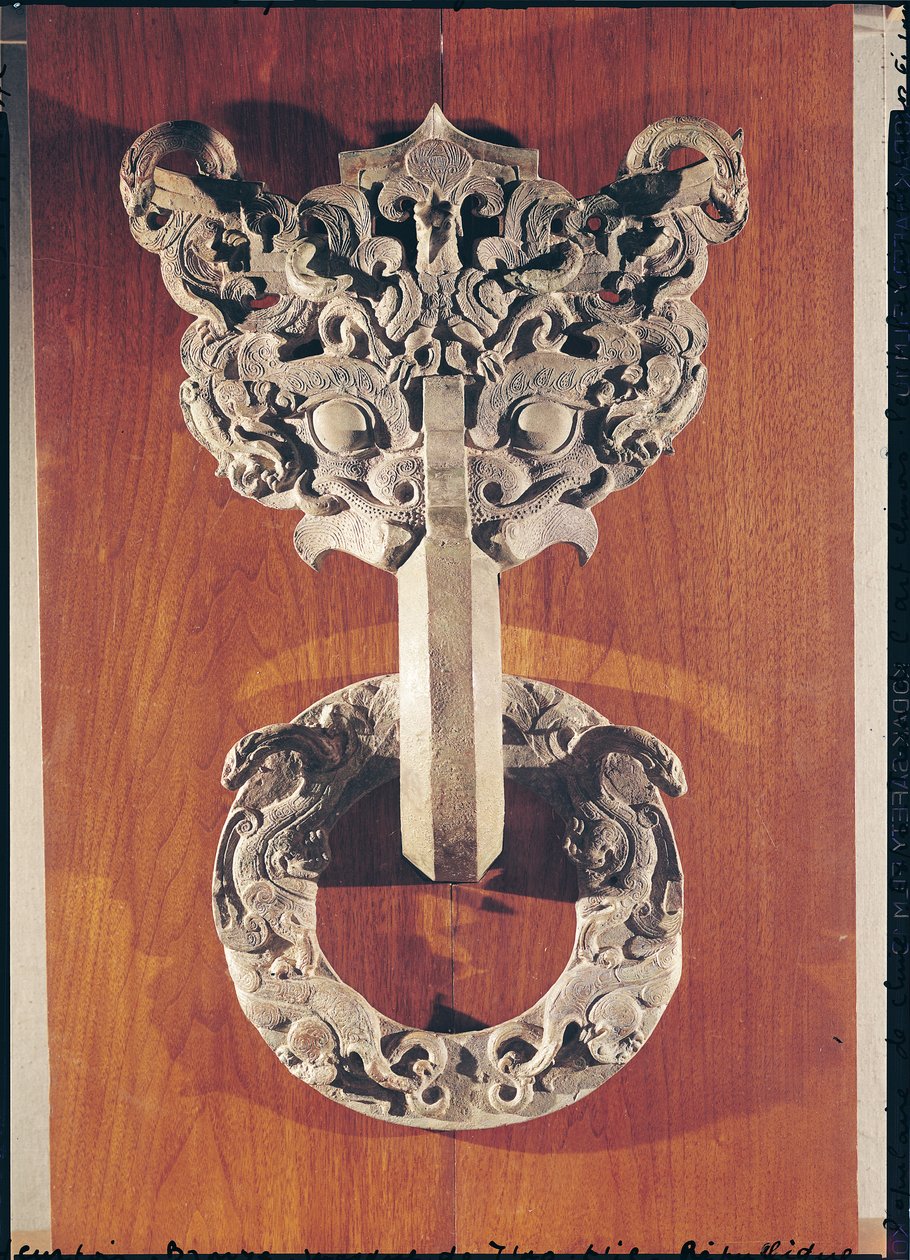 来自Hia-Tou，Yi-hsien，Hopei，Warring States（铜牌）的&39;凤凰&39;门环，上面有一个凤凰设计，上面有凤凰，还有一个带雕刻动物的戒指 作者 中文学校