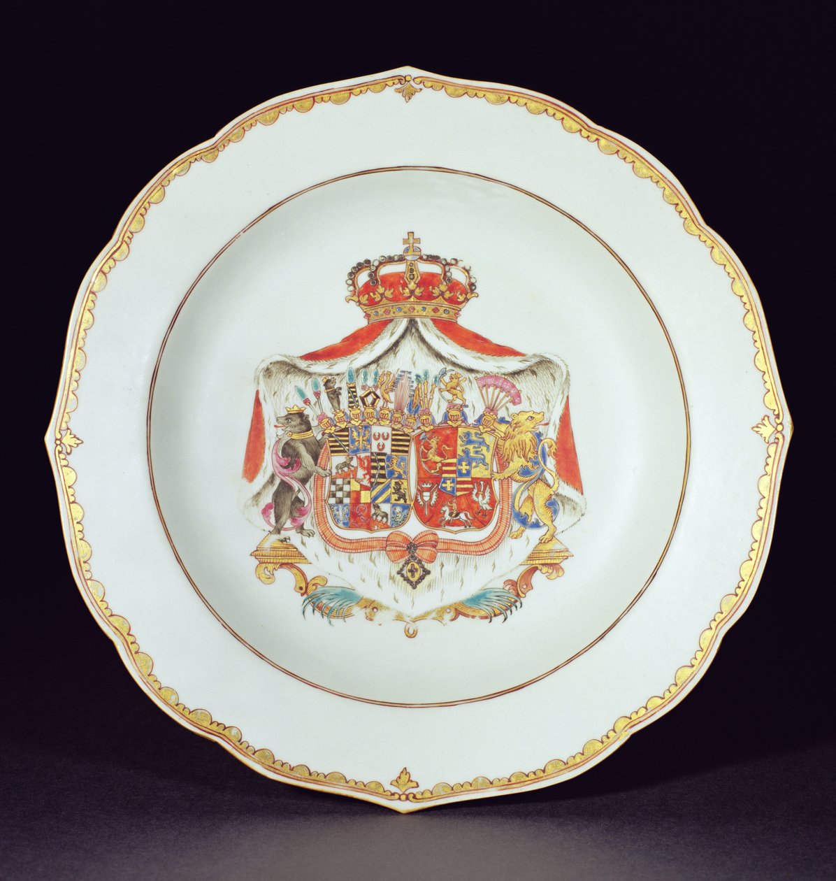 汤盘以镀金和珐琅装饰，手臂由Christian Auguste，Anhalt-Zerbst王子（1690-1747）和Holstein-Gottorp的约翰娜伊丽莎白（1712-60），Catherine the Great of Catherine the Great of of of 作者 中文学校