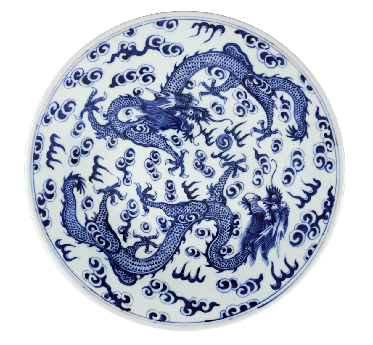 白色和蓝色板与两个四爪龙和程式化的火焰和云，1662年至1722年（陶瓷） 作者 中文学校