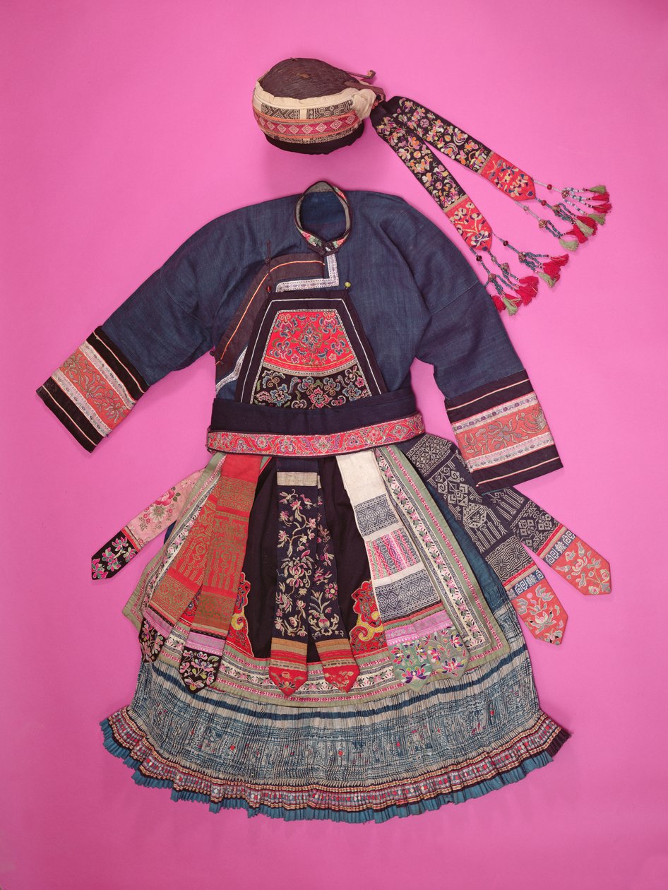 女装连衣裙和篮筐，Chuanuan Miao（纺织品） 作者 中文学校
