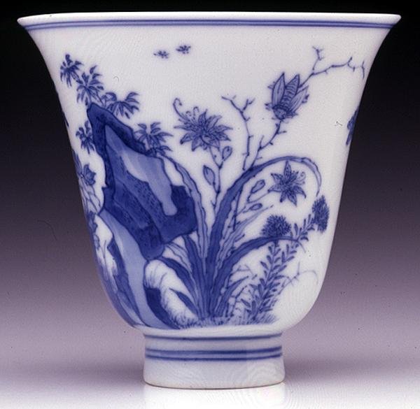 半蛋壳烧杯，康熙标记和1662-1722时期（瓷器有蓝色釉下）（见142559和底面142558） 作者 中文学校中文学校