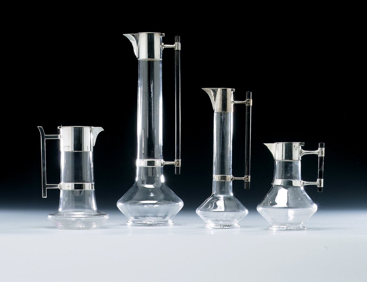 银色酒壶和其他玻璃器皿 作者 克里斯托弗（att To。）梳妆台