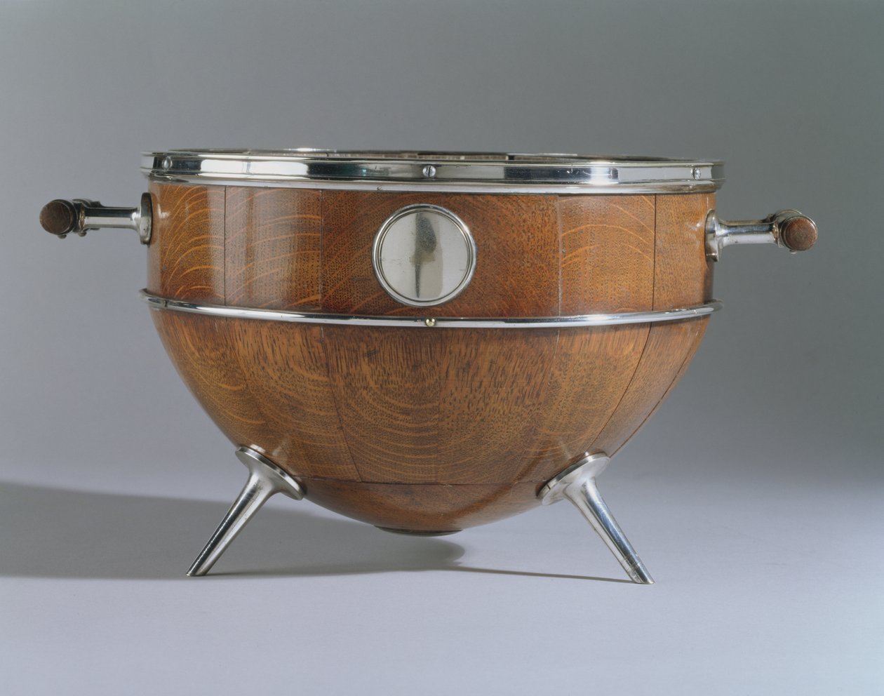碗，1880年（四分之一橡木，电镀银和玻璃） 作者 克里斯托弗·德莱赛