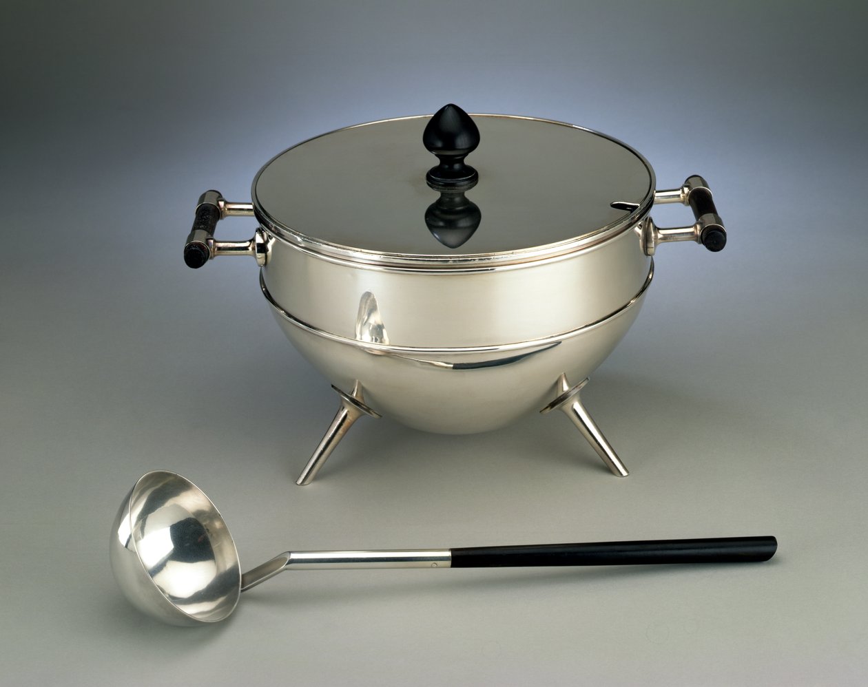 汤碗和钢包，由Hukin＆Heath制造，1880年（电镀和黑檀木） 作者 克里斯托弗·德莱赛