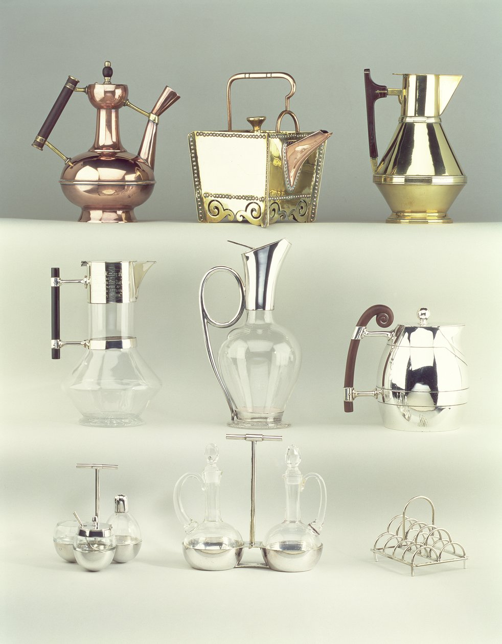 Top，LR：东方咖啡壶，Benham＆Froud，c.1888（黄铜，铜和木材）;日本Rivetted Square Teapot，Benham＆Froud，c.1888（铜和黄铜）; Claret Jug，Richard Perry，Son＆Co。，1880年 作者 克里斯托弗·德莱赛