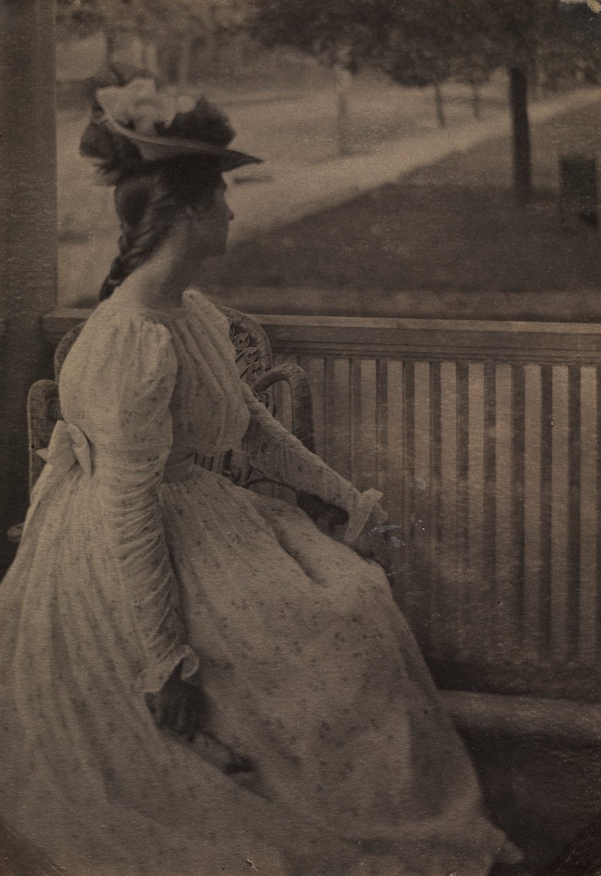 在门廊Julia Hall McCune上，c。 1897年。 作者 克拉伦斯·H·怀特