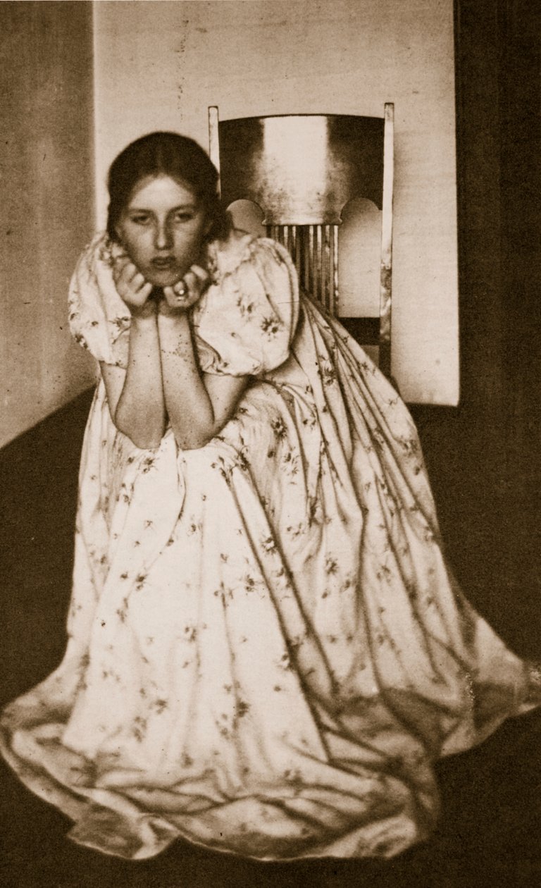 穿着花裙子的女孩，c.1910（照相凹版） 作者 克拉伦斯·亨利·怀特