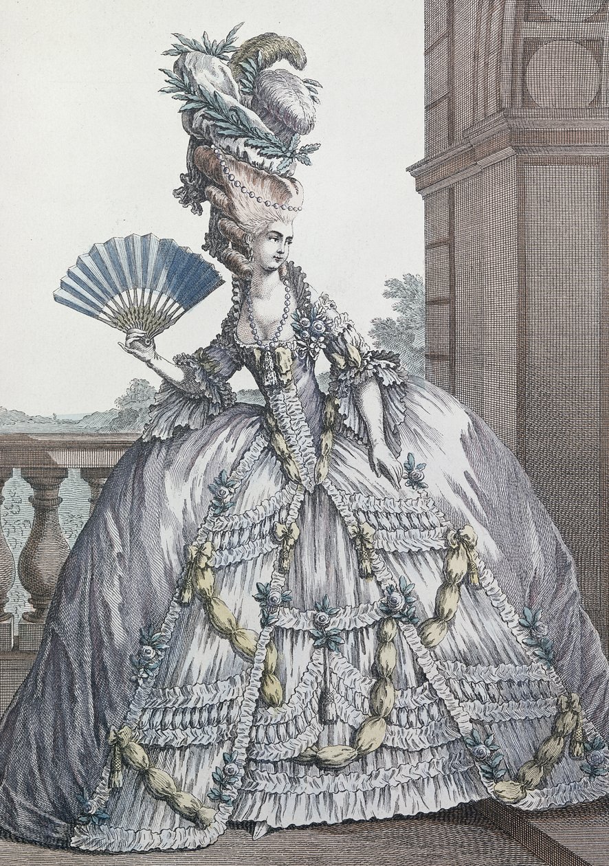 女人穿着时尚的连衣裙，她的头发&39;A la Victoire&39;，由Voysand刻，1778年 作者 克劳德·路易·德斯赖斯