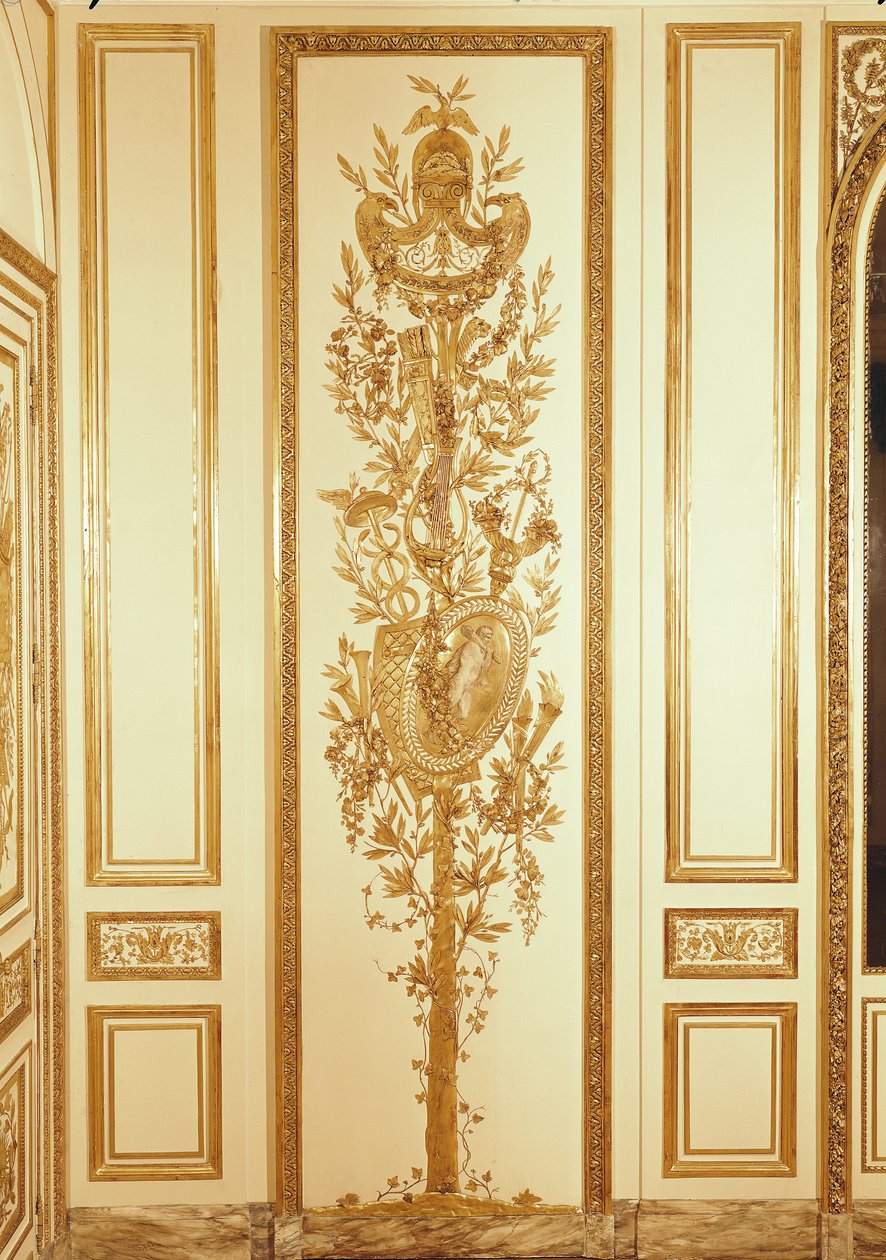 由Jean Baptiste Boiston和Joseph Metivier制作的1768年（镀金木）制作的巴黎Hotel d&39;Uzes的&39;Salon de Compagnie&39;的奖杯盾牌，七弦琴，权杖和手杖的镶板细节 作者 克劳德·尼古拉斯·勒杜