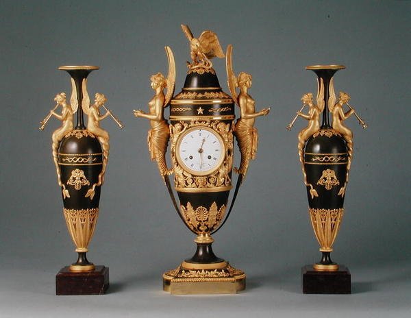 帝国花瓶钟和一对吊坠花瓶，约1810年（青铜和红木）。 作者 Claude (attr. To) Galle