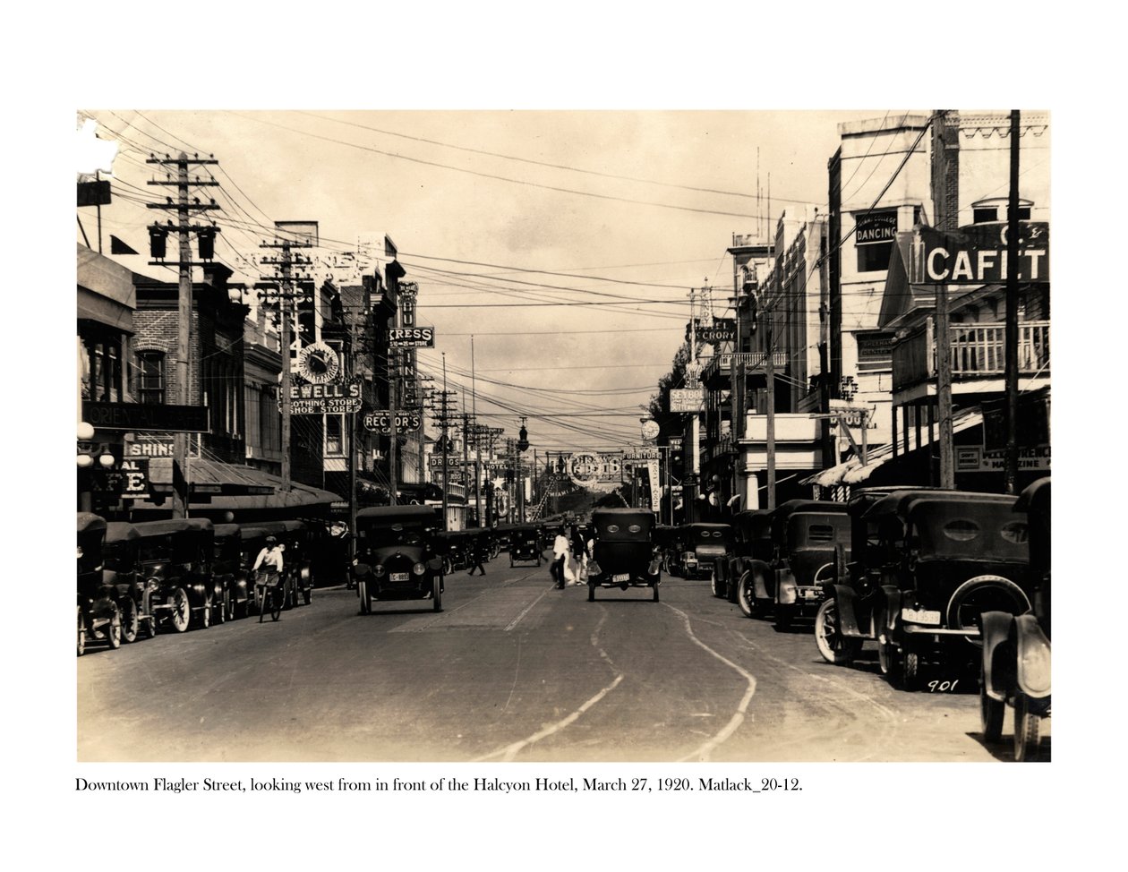 1920年3月27日，在Halcyon酒店前向西看的Flagler街 作者 克劳德·C·马特勒克