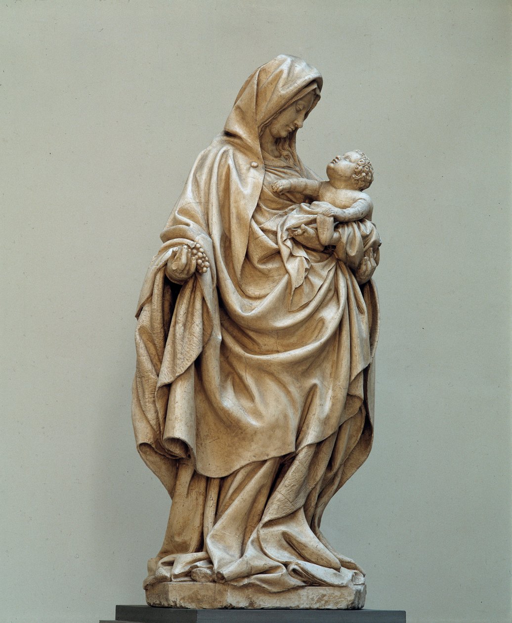 带有葡萄雕像的圣母像，出自 Claus Sluter 学院的 Claus de Werve（1380-1439 年）。 15世纪。 Auxonne (Cote d