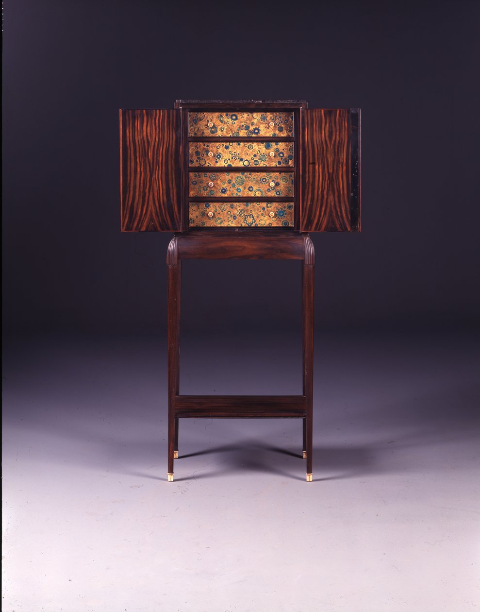 珠宝柜，约1925年（黑檀木和工具皮革）（另请参见422637） 作者 克莱门特·梅尔